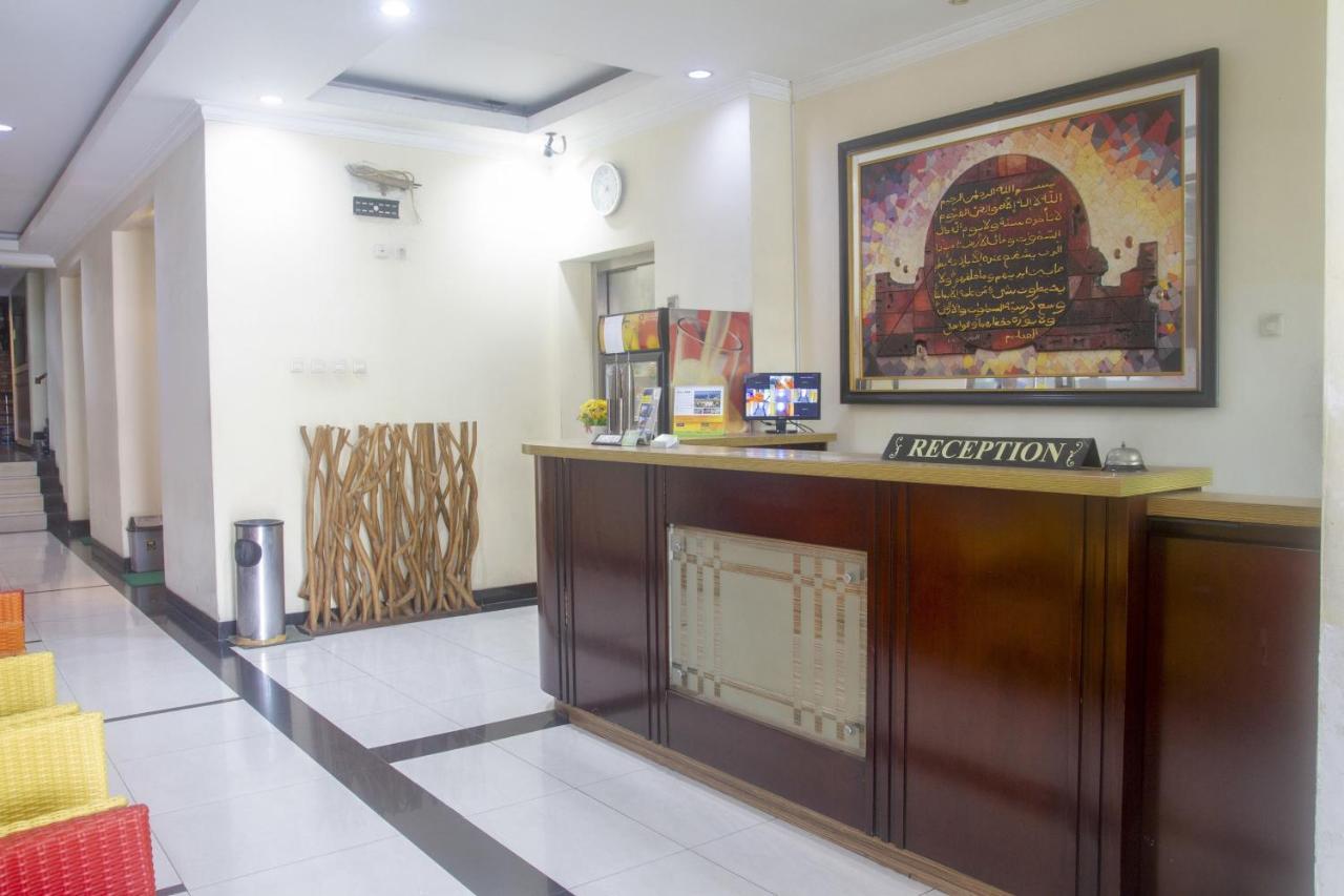 Oyo 3894 Karunia Muslim Syariah Hotel Jakarta Exterior photo