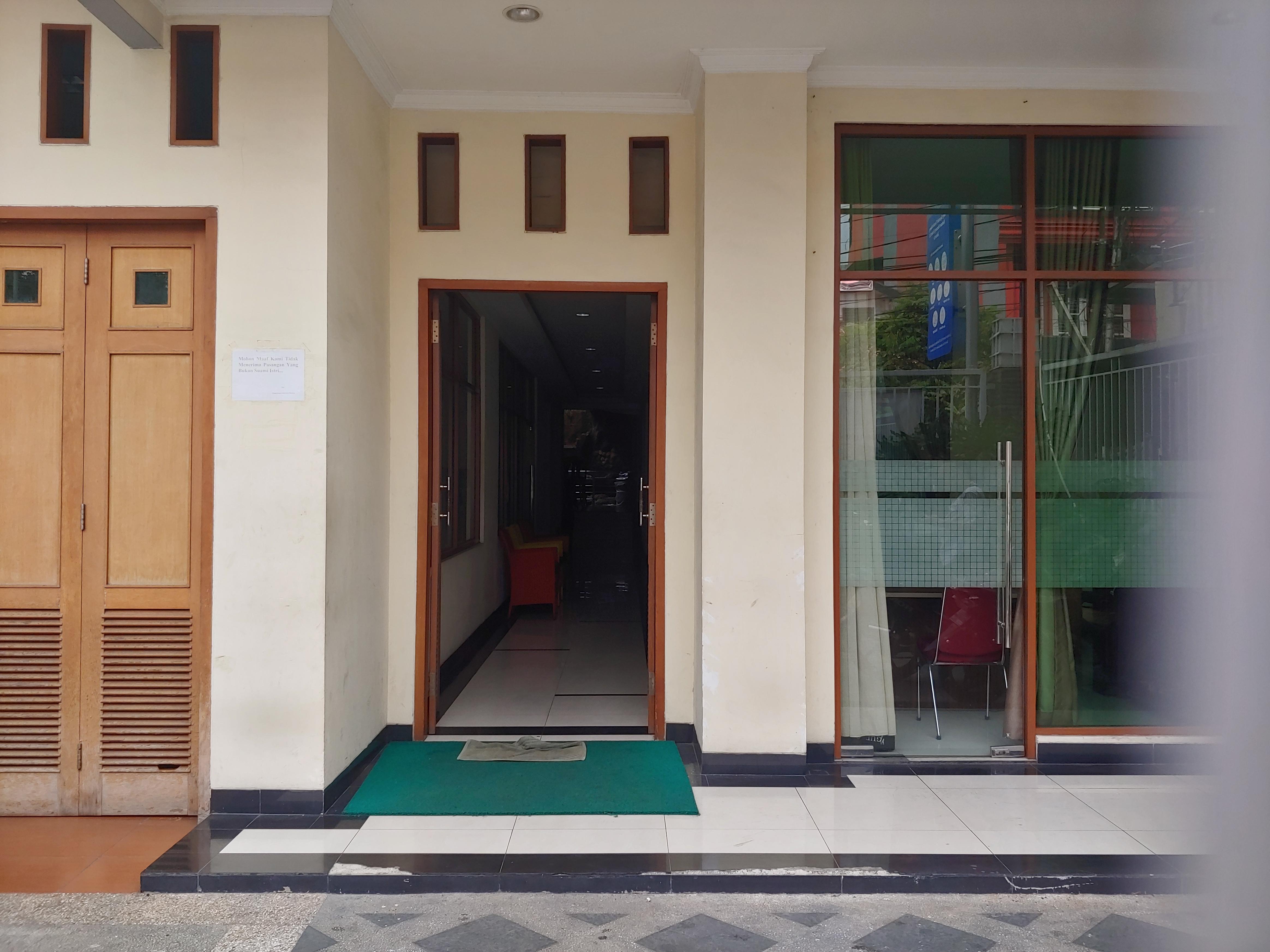 Oyo 3894 Karunia Muslim Syariah Hotel Jakarta Exterior photo